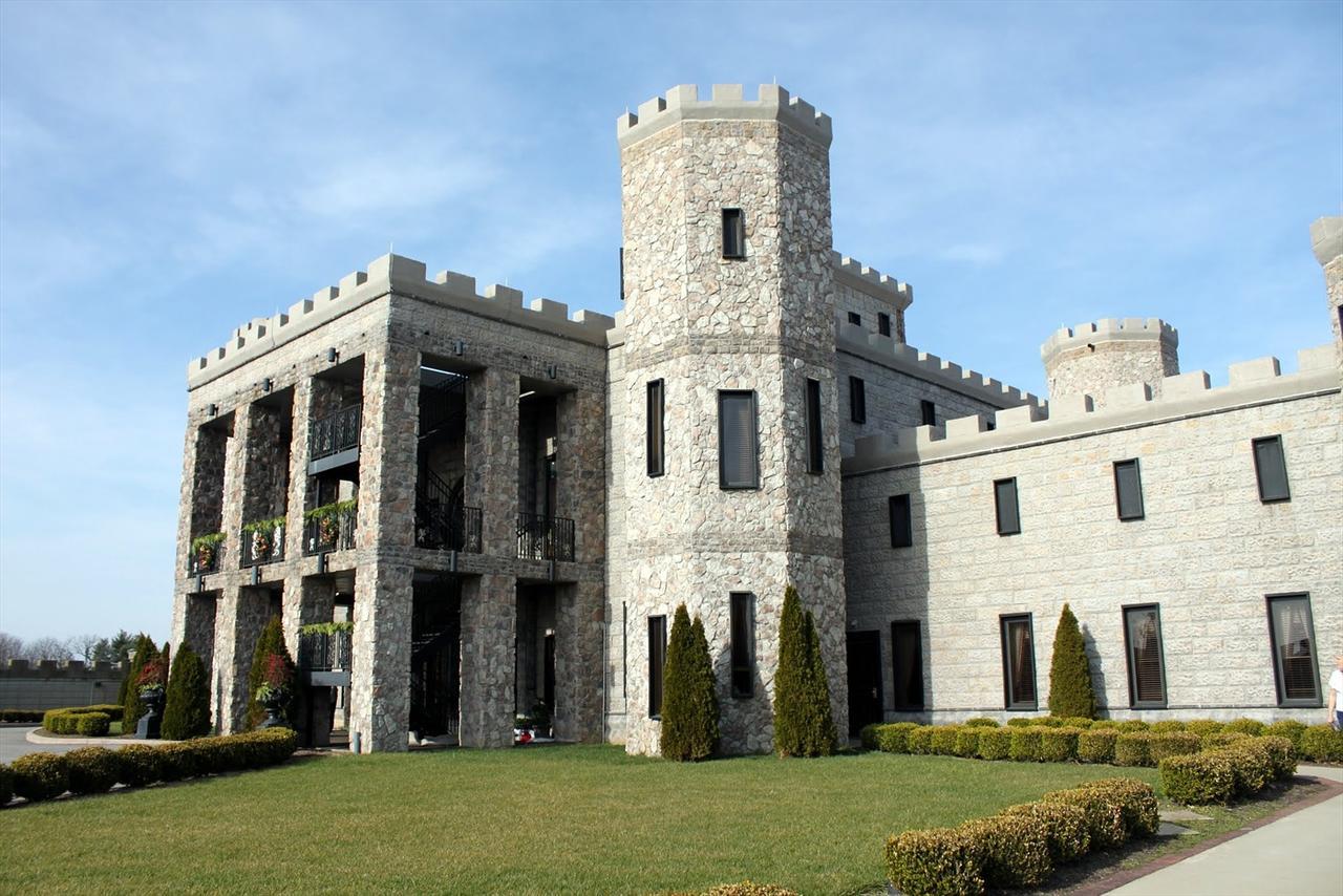 Kentucky Castle Hotel Versailles Екстериор снимка