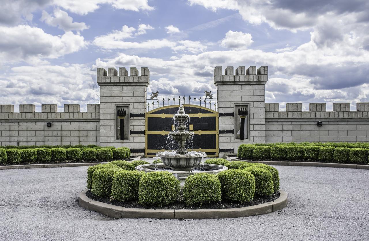 Kentucky Castle Hotel Versailles Екстериор снимка