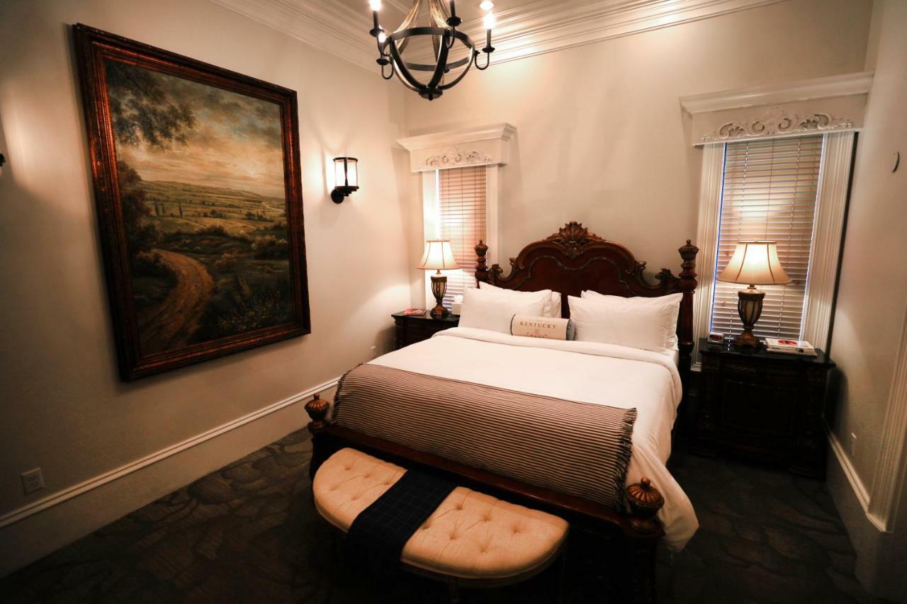 Kentucky Castle Hotel Versailles Екстериор снимка